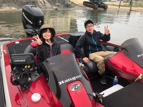 10月4日ガイドは初琵琶湖初バス釣りのひとみちゃんの１投目に４５ｃｍはジャスターフィッシュ3.5青ジャコのDS