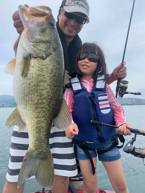 8月29日琵琶湖ガイドはジャスターフィッシュ3.5ネイルリグでビッグ狙いでジャスターフィッシュ2.5で小2の女の子に初めての琵琶湖バスを釣ってもらったガイド