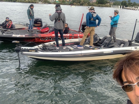 1日遅れ更新10月20日の琵琶湖ガイドは恒例団体12名様を4艇ガイドでした。
