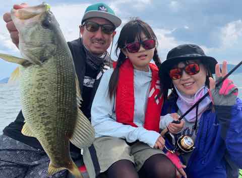 5月30日琵琶湖ガイドはファミリーガイドでお父さんの依頼は奥様と娘さんにジャスターフィッシュ3.5ダウンショットで手堅く釣らせたい！