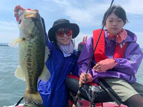 5月30日琵琶湖ガイドはファミリーガイドでお父さんの依頼は奥様と娘さんにジャスターフィッシュ3.5ダウンショットで手堅く釣らせたい！