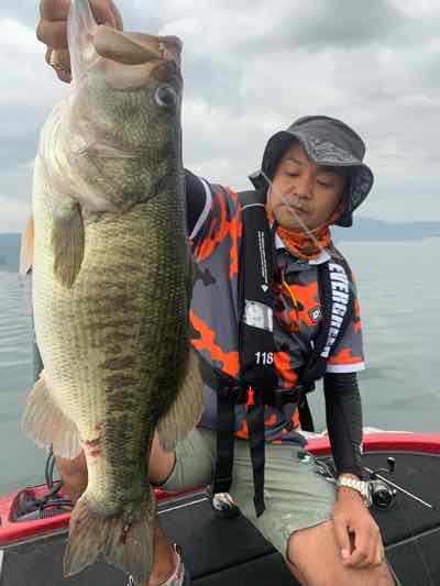 8月28日琵琶湖ガイドはロクマル61cmをゲスト様がGETNETジャスターフィッシュ2.5カルティバスイングヘッド0.9ｇウェンティリグでキャッチ！