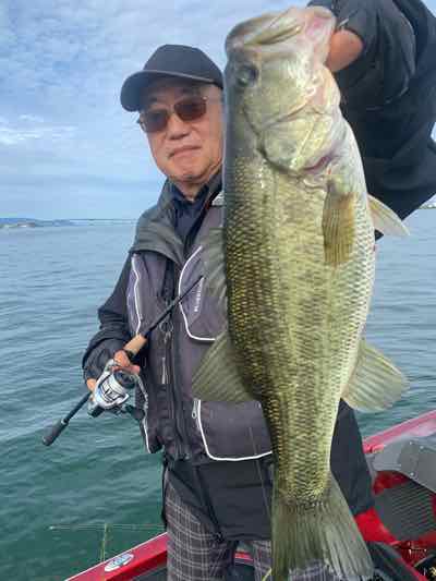 10月16日琵琶湖ガイドは癒しの数釣りの予定が57cm他をGETNETジャスターフィッシュ3.5DSとレジットデザインワイルドサイドST65Lで