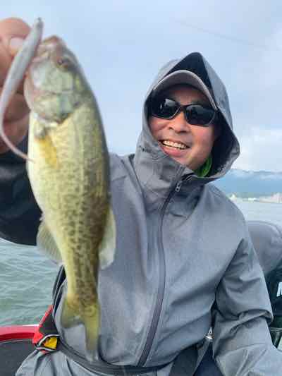 10月18日琵琶湖ガイドは濃霧からのスタートで数釣り希望のゲスト様とエンジョイ琵琶湖！