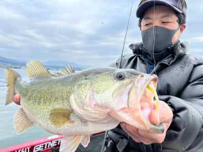 3月21日琵琶湖ガイドは琵琶湖のボート釣り初めてのゲスト様にGETNETジャスターフィッシュ3.5ダウンショットで53ｃｍ他！